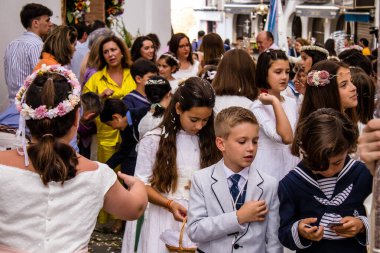 Carmona, İspanya - 19 Haziran 2022 Carmona Corpus Christi, Santa Maria Kilisesi 'ne giden genç çocuklarla dolu dini geçit töreni.