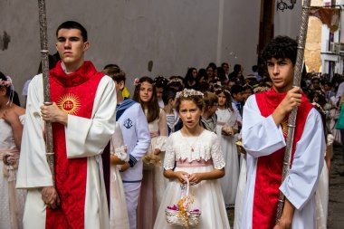 Carmona, İspanya - 19 Haziran 2022 Carmona Corpus Christi, Santa Maria Kilisesi 'ne giden genç çocuklarla dolu dini geçit töreni.