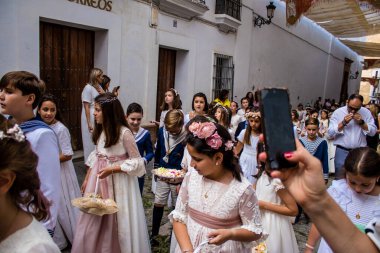 Carmona, İspanya - 19 Haziran 2022 Carmona Corpus Christi, Santa Maria Kilisesi 'ne giden genç çocuklarla dolu dini geçit töreni.