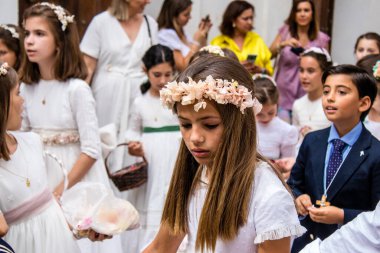 Carmona, İspanya - 19 Haziran 2022 Carmona Corpus Christi, Santa Maria Kilisesi 'ne giden genç çocuklarla dolu dini geçit töreni.