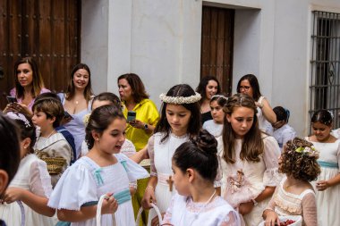 Carmona, İspanya - 19 Haziran 2022 Carmona Corpus Christi, Santa Maria Kilisesi 'ne giden genç çocuklarla dolu dini geçit töreni.