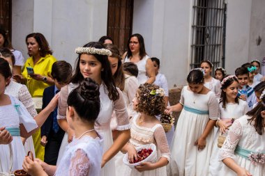 Carmona, İspanya - 19 Haziran 2022 Carmona Corpus Christi, Santa Maria Kilisesi 'ne giden genç çocuklarla dolu dini geçit töreni.