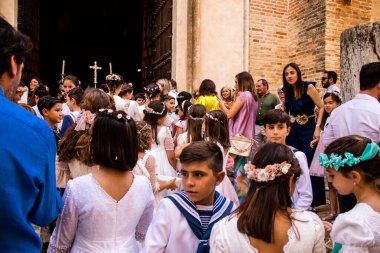 Carmona, İspanya - 19 Haziran 2022 Carmona Corpus Christi, Santa Maria Kilisesi 'ne giden genç çocuklarla dolu dini geçit töreni.