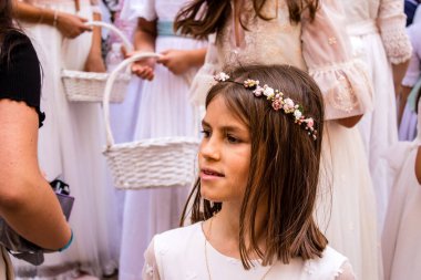 Carmona, İspanya - 19 Haziran 2022 Carmona Corpus Christi, Santa Maria Kilisesi 'ne giden genç çocuklarla dolu dini geçit töreni.