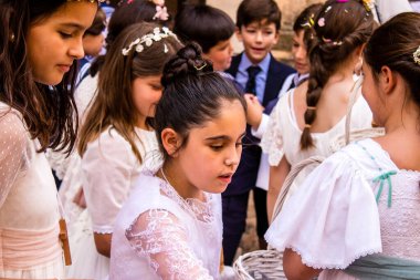Carmona, İspanya - 19 Haziran 2022 Carmona Corpus Christi, Santa Maria Kilisesi 'ne giden genç çocuklarla dolu dini geçit töreni.