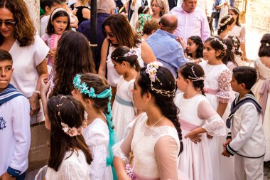 Carmona, İspanya - 19 Haziran 2022 Carmona Corpus Christi, Santa Maria Kilisesi 'ne giden genç çocuklarla dolu dini geçit töreni.