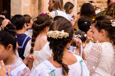 Carmona, İspanya - 19 Haziran 2022 Carmona Corpus Christi, Santa Maria Kilisesi 'ne giden genç çocuklarla dolu dini geçit töreni.