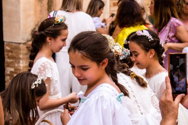 Carmona, İspanya - 19 Haziran 2022 Carmona Corpus Christi, Santa Maria Kilisesi 'ne giden genç çocuklarla dolu dini geçit töreni.