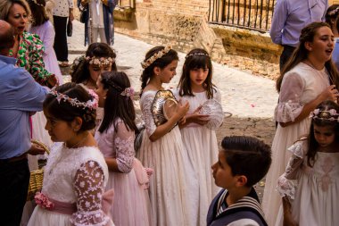 Carmona, İspanya - 19 Haziran 2022 Carmona Corpus Christi, Santa Maria Kilisesi 'ne giden genç çocuklarla dolu dini geçit töreni.