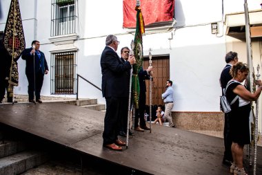 Carmona, İspanya - 18 Haziran 2022 Carmona Corpus Christi, sokaklardaki dini tören alayı, San Blas Virgen kilisesinden Santa Maria kilisesine transfer, insanlar yolda dua ediyorlar.