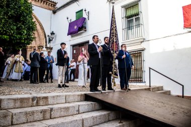 Carmona, İspanya - 18 Haziran 2022 Carmona Corpus Christi, sokaklardaki dini tören alayı, San Blas Virgen kilisesinden Santa Maria kilisesine transfer, insanlar yolda dua ediyorlar.