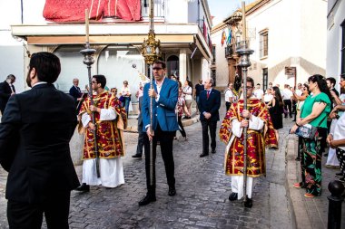 Carmona, İspanya - 18 Haziran 2022 Carmona Corpus Christi, sokaklardaki dini tören alayı, San Blas Virgen kilisesinden Santa Maria kilisesine transfer, insanlar yolda dua ediyorlar.