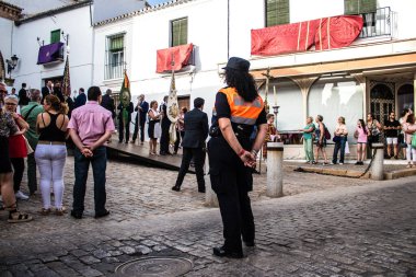 Carmona, İspanya - 18 Haziran 2022 Carmona Corpus Christi, sokaklardaki dini tören alayı, San Blas Virgen kilisesinden Santa Maria kilisesine transfer, insanlar yolda dua ediyorlar.