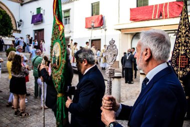 Carmona, İspanya - 18 Haziran 2022 Carmona Corpus Christi, sokaklardaki dini tören alayı, San Blas Virgen kilisesinden Santa Maria kilisesine transfer, insanlar yolda dua ediyorlar.