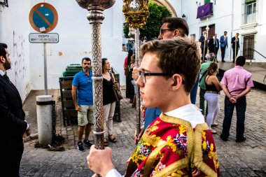 Carmona, İspanya - 18 Haziran 2022 Carmona Corpus Christi, sokaklardaki dini tören alayı, San Blas Virgen kilisesinden Santa Maria kilisesine transfer, insanlar yolda dua ediyorlar.