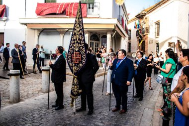 Carmona, İspanya - 18 Haziran 2022 Carmona Corpus Christi, sokaklardaki dini tören alayı, San Blas Virgen kilisesinden Santa Maria kilisesine transfer, insanlar yolda dua ediyorlar.