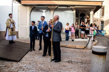 Carmona, İspanya - 18 Haziran 2022 Carmona Corpus Christi, sokaklardaki dini tören alayı, San Blas Virgen kilisesinden Santa Maria kilisesine transfer, insanlar yolda dua ediyorlar.