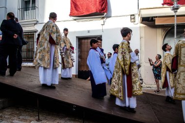 Carmona, İspanya - 18 Haziran 2022 Carmona Corpus Christi, sokaklardaki dini tören alayı, San Blas Virgen kilisesinden Santa Maria kilisesine transfer, insanlar yolda dua ediyorlar.