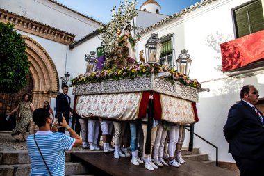 Carmona, İspanya - 18 Haziran 2022 Carmona Corpus Christi, sokaklardaki dini tören alayı, San Blas Virgen kilisesinden Santa Maria kilisesine transfer, insanlar yolda dua ediyorlar.