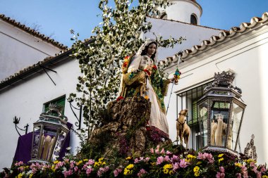 Carmona, İspanya - 18 Haziran 2022 Carmona Corpus Christi, sokaklardaki dini tören alayı, San Blas Virgen kilisesinden Santa Maria kilisesine transfer, insanlar yolda dua ediyorlar.