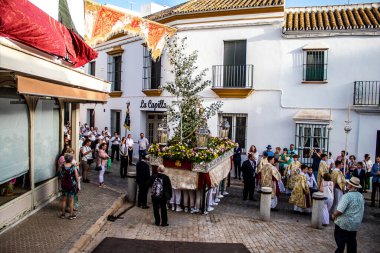 Carmona, İspanya - 18 Haziran 2022 Carmona Corpus Christi, sokaklardaki dini tören alayı, San Blas Virgen kilisesinden Santa Maria kilisesine transfer, insanlar yolda dua ediyorlar.