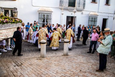 Carmona, İspanya - 18 Haziran 2022 Carmona Corpus Christi, sokaklardaki dini tören alayı, San Blas Virgen kilisesinden Santa Maria kilisesine transfer, insanlar yolda dua ediyorlar.