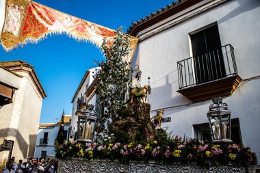 Carmona, İspanya - 18 Haziran 2022 Carmona Corpus Christi, sokaklardaki dini tören alayı, San Blas Virgen kilisesinden Santa Maria kilisesine transfer, insanlar yolda dua ediyorlar.