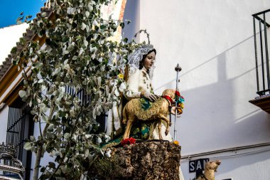 Carmona, İspanya - 18 Haziran 2022 Carmona Corpus Christi, sokaklardaki dini tören alayı, San Blas Virgen kilisesinden Santa Maria kilisesine transfer, insanlar yolda dua ediyorlar.