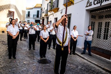 Carmona, İspanya - 18 Haziran 2022 Carmona Corpus Christi, sokaklardaki dini tören alayı, San Blas Virgen kilisesinden Santa Maria kilisesine transfer, insanlar yolda dua ediyorlar.