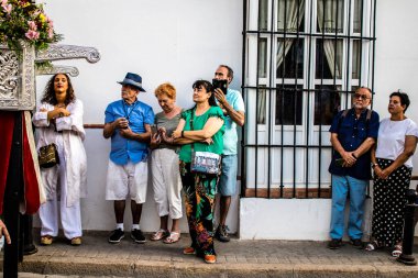 Carmona, İspanya - 18 Haziran 2022 Carmona Corpus Christi, sokaklardaki dini tören alayı, San Blas Virgen kilisesinden Santa Maria kilisesine transfer, insanlar yolda dua ediyorlar.