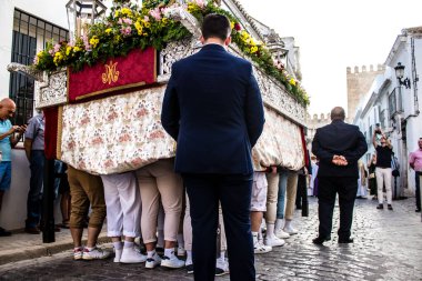 Carmona, İspanya - 18 Haziran 2022 Carmona Corpus Christi, sokaklardaki dini tören alayı, San Blas Virgen kilisesinden Santa Maria kilisesine transfer, insanlar yolda dua ediyorlar.