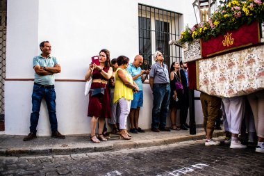 Carmona, İspanya - 18 Haziran 2022 Carmona Corpus Christi, sokaklardaki dini tören alayı, San Blas Virgen kilisesinden Santa Maria kilisesine transfer, insanlar yolda dua ediyorlar.