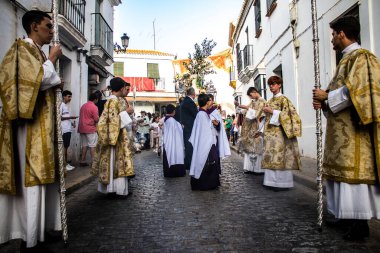 Carmona, İspanya - 18 Haziran 2022 Carmona Corpus Christi, sokaklardaki dini tören alayı, San Blas Virgen kilisesinden Santa Maria kilisesine transfer, insanlar yolda dua ediyorlar.