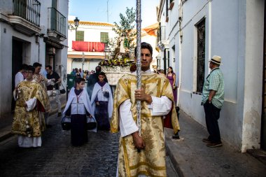 Carmona, İspanya - 18 Haziran 2022 Carmona Corpus Christi, sokaklardaki dini tören alayı, San Blas Virgen kilisesinden Santa Maria kilisesine transfer, insanlar yolda dua ediyorlar.