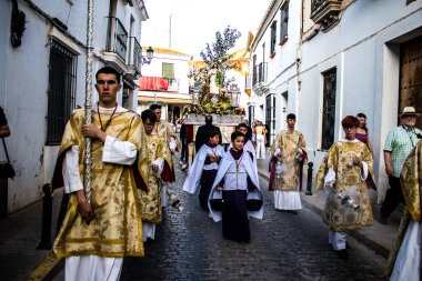 Carmona, İspanya - 18 Haziran 2022 Carmona Corpus Christi, sokaklardaki dini tören alayı, San Blas Virgen kilisesinden Santa Maria kilisesine transfer, insanlar yolda dua ediyorlar.