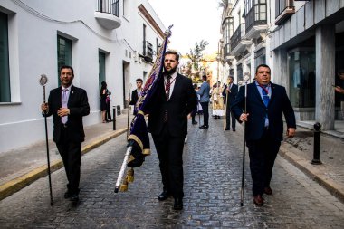 Carmona, İspanya - 18 Haziran 2022 Carmona Corpus Christi, sokaklardaki dini tören alayı, San Blas Virgen kilisesinden Santa Maria kilisesine transfer, insanlar yolda dua ediyorlar.