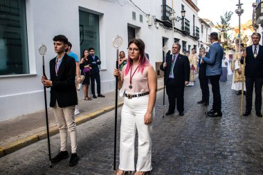 Carmona, İspanya - 18 Haziran 2022 Carmona Corpus Christi, sokaklardaki dini tören alayı, San Blas Virgen kilisesinden Santa Maria kilisesine transfer, insanlar yolda dua ediyorlar.