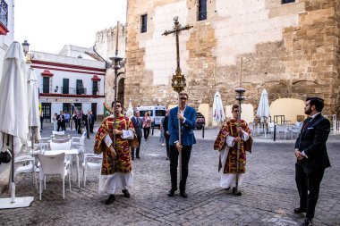 Carmona, İspanya - 18 Haziran 2022 Carmona Corpus Christi, sokaklardaki dini tören alayı, San Blas Virgen kilisesinden Santa Maria kilisesine transfer, insanlar yolda dua ediyorlar.