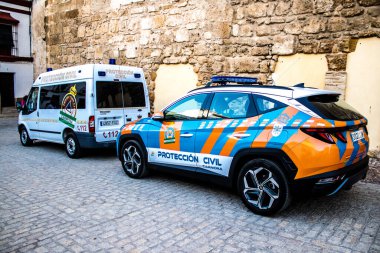 Carmona, İspanya - 18 Haziran 2022 Carmona Corpus Christi, sokaklardaki dini tören alayı, San Blas Virgen kilisesinden Santa Maria kilisesine transfer, insanlar yolda dua ediyorlar.