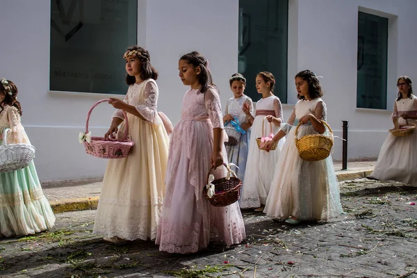 Carmona, İspanya - 19 Haziran 2022 Carmona Corpus Christi, Santa Maria Kilisesi 'ne giden genç çocuklarla dolu dini geçit töreni.