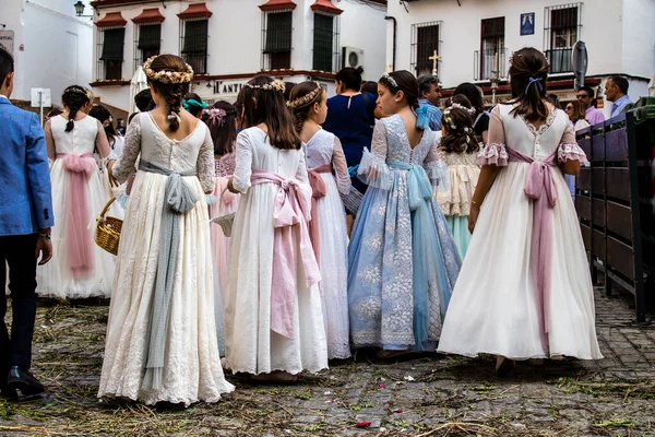 Carmona, İspanya - 19 Haziran 2022 Carmona Corpus Christi, Santa Maria Kilisesi 'ne giden genç çocuklarla dolu dini geçit töreni.