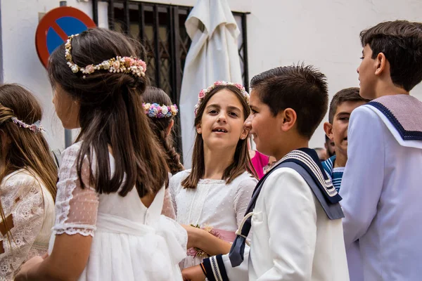 Carmona, İspanya - 19 Haziran 2022 Carmona Corpus Christi, Santa Maria Kilisesi 'ne giden genç çocuklarla dolu dini geçit töreni.