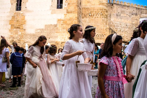 Carmona, İspanya - 19 Haziran 2022 Carmona Corpus Christi, Santa Maria Kilisesi 'ne giden genç çocuklarla dolu dini geçit töreni.