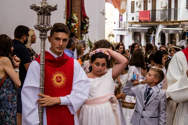 Carmona, İspanya - 19 Haziran 2022 Carmona Corpus Christi, Santa Maria Kilisesi 'ne giden genç çocuklarla dolu dini geçit töreni.