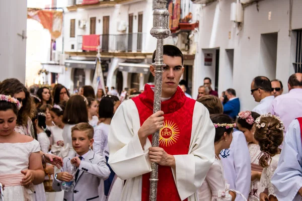 Carmona, İspanya - 19 Haziran 2022 Carmona Corpus Christi, Santa Maria Kilisesi 'ne giden genç çocuklarla dolu dini geçit töreni.