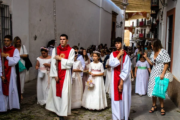 Carmona, İspanya - 19 Haziran 2022 Carmona Corpus Christi, Santa Maria Kilisesi 'ne giden genç çocuklarla dolu dini geçit töreni.