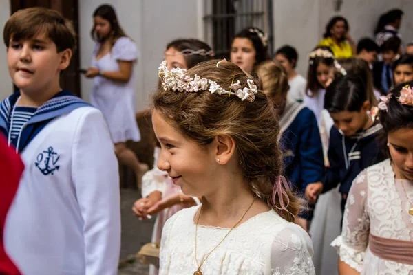 Carmona, İspanya - 19 Haziran 2022 Carmona Corpus Christi, Santa Maria Kilisesi 'ne giden genç çocuklarla dolu dini geçit töreni.