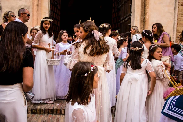 Carmona, İspanya - 19 Haziran 2022 Carmona Corpus Christi, Santa Maria Kilisesi 'ne giden genç çocuklarla dolu dini geçit töreni.