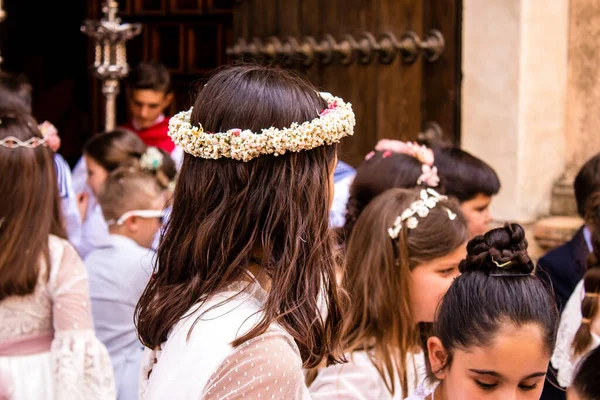 Carmona, İspanya - 19 Haziran 2022 Carmona Corpus Christi, Santa Maria Kilisesi 'ne giden genç çocuklarla dolu dini geçit töreni.