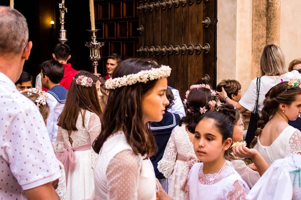 Carmona, İspanya - 19 Haziran 2022 Carmona Corpus Christi, Santa Maria Kilisesi 'ne giden genç çocuklarla dolu dini geçit töreni.